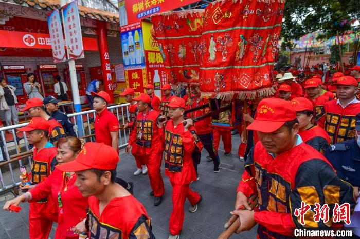 圖為眾人抬著冼夫人的“神輿”，走在“裝軍巡游”隊伍中?！●樤骑w 攝