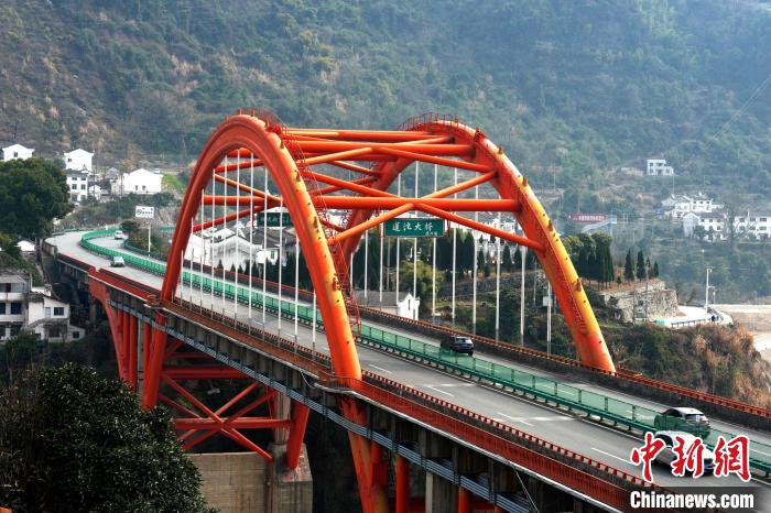 三峽專用公路上的蓮沱大橋 湯偉 攝