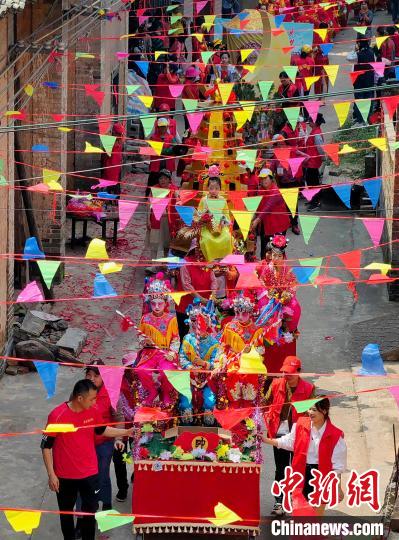 興業(yè)縣蒲塘鎮(zhèn)“寒山誕”活動于每年農(nóng)歷二月初十舉行，實行“每年一小游，三年一大游”。　廖源 攝