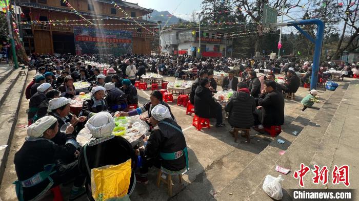 廣西大苗山婦女回娘家慶節(jié)日