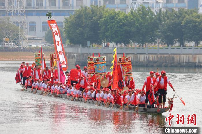 “扶胥號”龍船在南海神廟古港碼頭巡游?！≈靷メ?攝