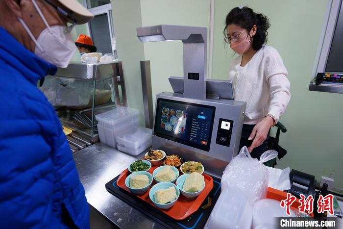 資料圖：位于天津市和平區(qū)南營門街道的老年人“智慧食堂”投入使用。據(jù)悉，該“智慧食堂”取餐、結(jié)算均采用智能化方式，前來用餐的老人可通過面部識別或刷就餐卡綁定當天所用的餐盤，取菜通道旁的電子屏幕可顯示所取主食、菜品的營養(yǎng)成分表等內(nèi)容，幫助老年人合理搭配膳食。 <a target='_blank' href='/'>中新社</a>記者 佟郁 攝 　