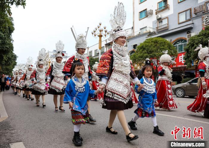 施秉縣苗族群眾在參加姊妹節(jié)盛裝巡游?！∧ス鹳e 攝