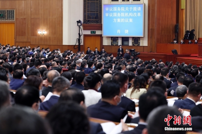 3月7日，十四屆全國人大一次會議在北京人民大會堂舉行第二次全體會議。受國務院委托，國務委員兼國務院秘書長肖捷作關于國務院機構改革方案的說明。<a target='_blank' href='/'>中新社</a>記者 盛佳鵬 攝