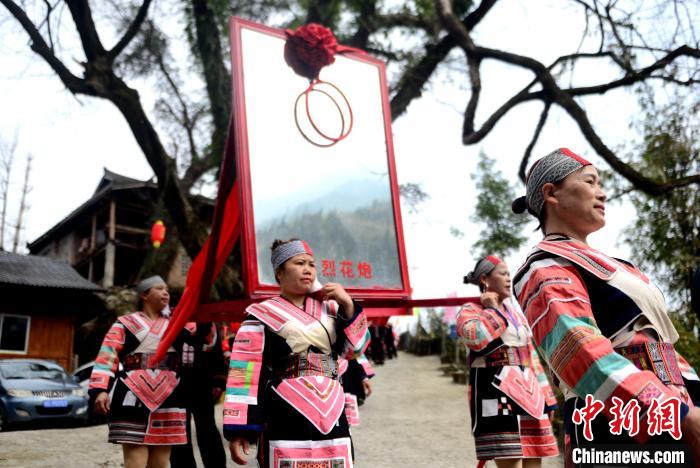 3月6日，廣西桂林市龍勝各族自治縣三門鎮(zhèn)同烈村，瑤族民眾參加“花炮巡游”活動?！∨酥鞠?攝