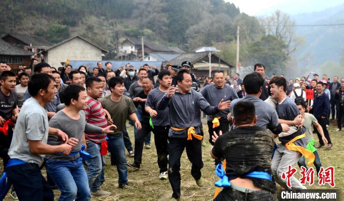 3月6日，廣西桂林市龍勝各族自治縣三門鎮(zhèn)同烈村，瑤族民眾參加“搶花炮”活動?！∨酥鞠?攝