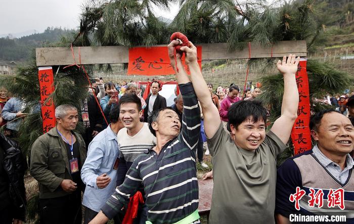 3月6日，廣西桂林市龍勝各族自治縣三門鎮(zhèn)同烈村，瑤族民眾參加“搶花炮”活動?！罟庾?攝