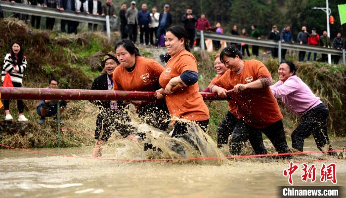 3月6日，在廣西桂林市龍勝各族自治縣三門鎮(zhèn)同烈村，瑤族民眾參加頂竹杠?！∨酥鞠?攝