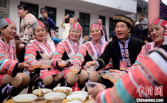 3月6日，廣西桂林市龍勝各族自治縣三門鎮(zhèn)同烈村，瑤族同胞在花炮節(jié)共享“百家宴”。　肖春媛 攝