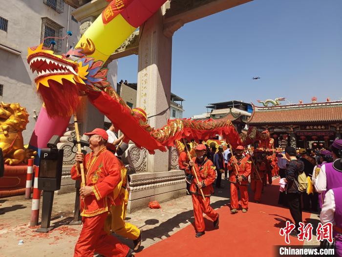 現(xiàn)場(chǎng)舉行盛大的龍藝陣、獅陣、鼓樂陣等踩街活動(dòng)。　廖珍妹 攝