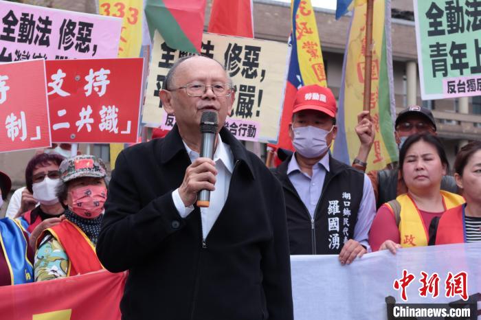 3月16日，臺(tái)灣多個(gè)民間團(tuán)體抗議民進(jìn)黨當(dāng)局“全民防衛(wèi)動(dòng)員準(zhǔn)備法”修法。圖為臺(tái)灣統(tǒng)一聯(lián)盟黨主席戚嘉林?！砂逗推桨l(fā)展論壇供圖