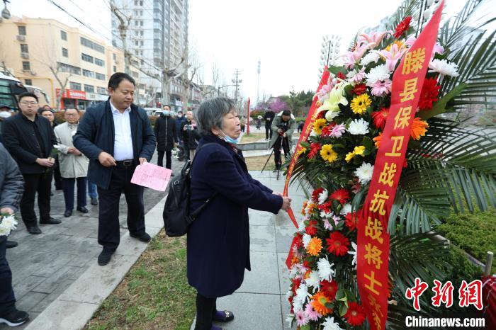 王銘章將軍兒媳白光蓮女士整理花籃緞帶?！≤囄募?攝