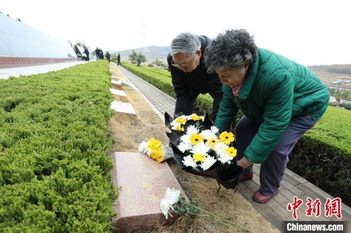 參戰(zhàn)將士后人紛紛手捧鮮花，分別進(jìn)行祭奠憑吊?！￡悵?攝