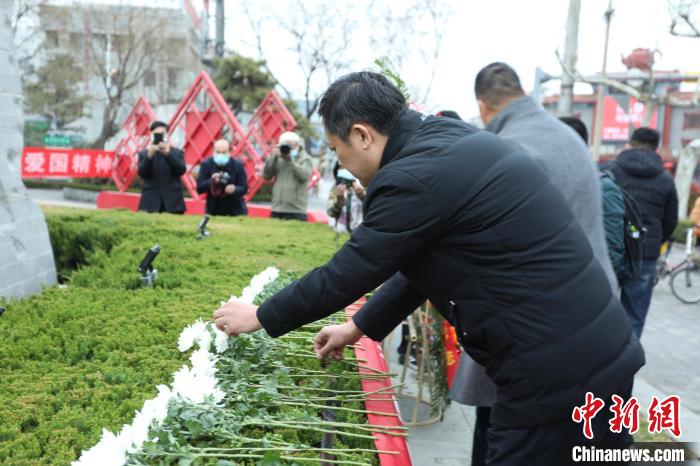 滕州市社會(huì)各界群眾和抗戰(zhàn)將士后人代表分別向先輩敬獻(xiàn)菊花?！￡悵?攝