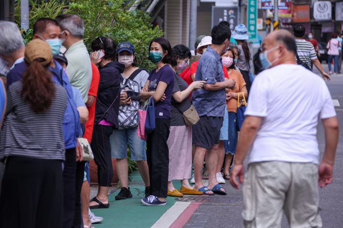 圖為去年疫情爆發(fā)，臺(tái)灣民眾搶買快篩照