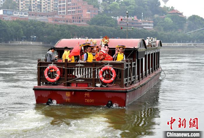 兩岸青年從福州市臺江區(qū)三通橋頭出發(fā)，乘坐閩江福船，賜福兩岸?！蚊?攝