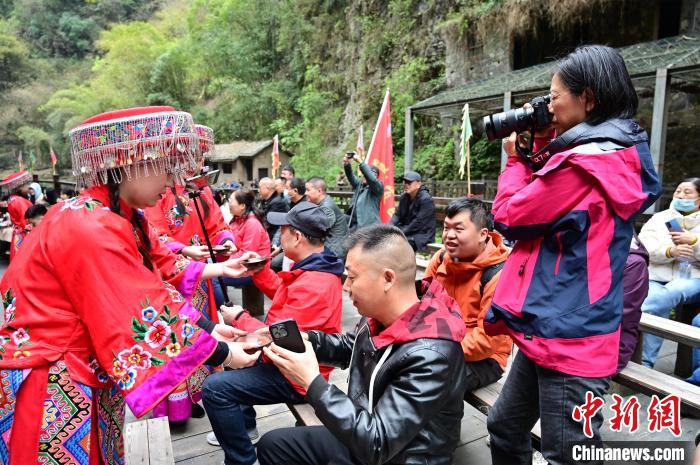 湖北宜昌三峽人家景區(qū)，土家族特色的“婚禮”讓游客身臨其境感受土家“哭嫁”習(xí)俗 劉康 攝