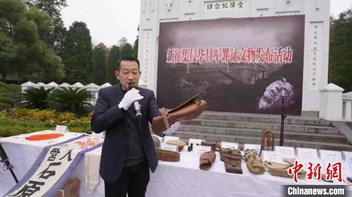 吳建宏介紹征集到的侵華日軍罪證文物?！∈茉L者供圖