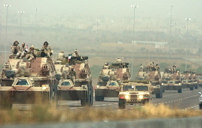 2003年3月25日，美軍幾十輛裝甲車輛從科威特城駛向科威特與伊拉克邊境。（圖源：新華社）