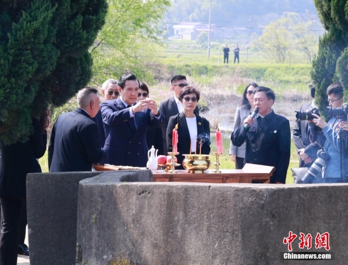 4月1日，馬英九攜家人到湖南省湘潭縣祭祖。圖為馬英九在祭祖儀式上獻(xiàn)酒。<a target='_blank' href='/'>中新社</a>記者 路梅 攝