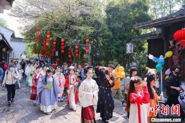 兩百多名漢服愛好者齊聚西溪再現(xiàn)祭花神等傳統(tǒng)花朝習(xí)俗