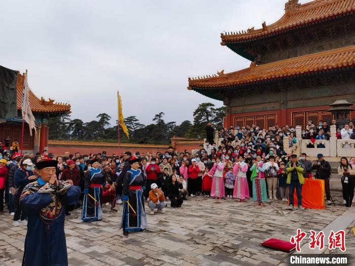 “清代皇陵祭祀大典”表演引游客觀看。　呂子豪 攝