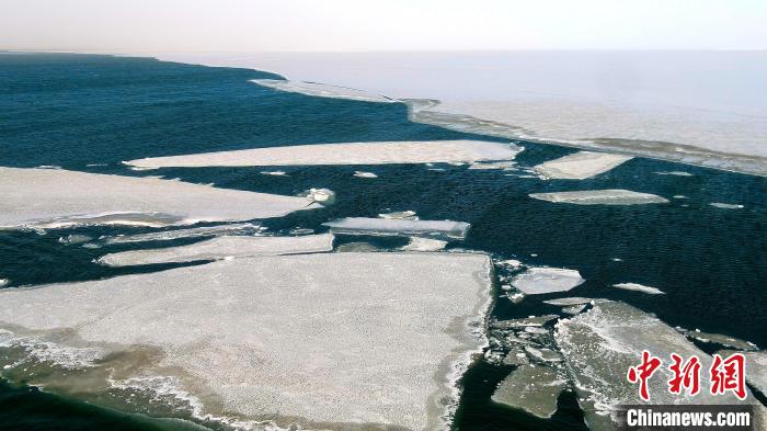 圖為青海湖冰封湖面解凍?！埵纻?攝