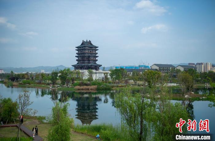 矗立在東安湖公園邊的東安閣?！⒅铱?攝