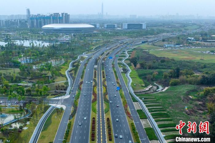 成都東西向城市軸線蜀都大道東一段是東安湖體育場館的重要交通廊道。　劉忠俊 攝