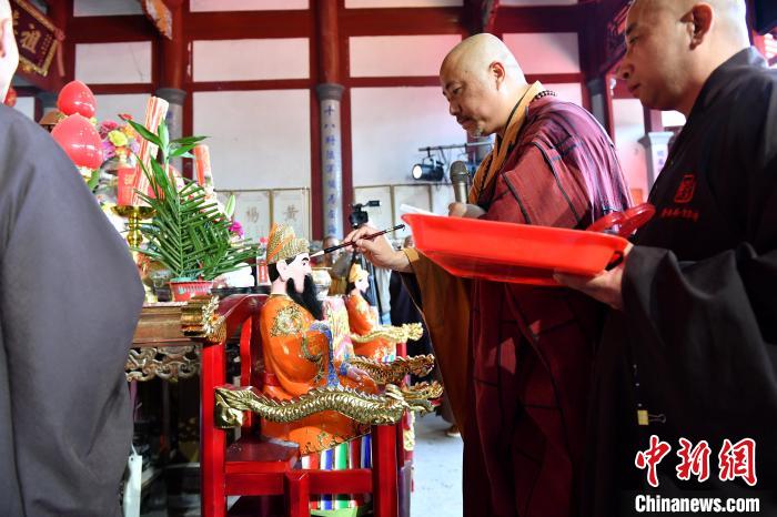 圖為雪峰崇圣禪寺住持傳觀法師(右二)為閩王金身開光?！蚊?攝