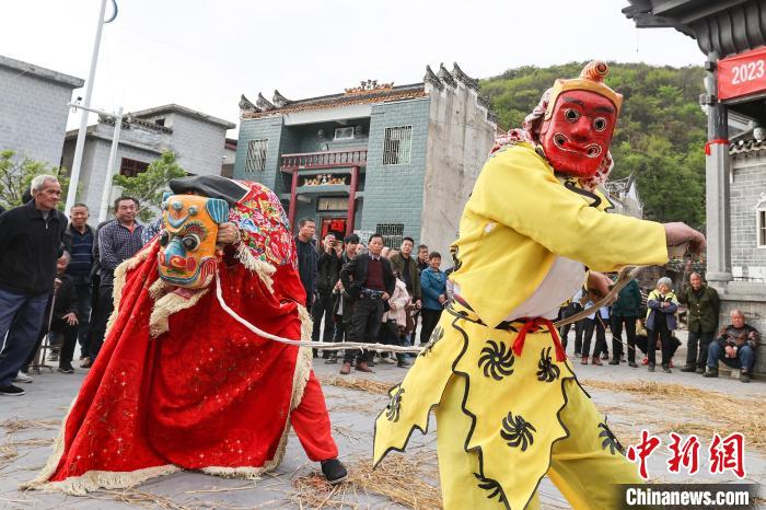 儺戲是在儺祭舞蹈基礎(chǔ)上發(fā)展而來(lái)的戲劇形式，被稱(chēng)為民間文化的“活化石”。圖為打獅子?！￡愋l(wèi)平 攝