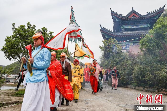 表演程式古樸奇特，具有濃郁的神秘楚巫文化色彩和珍貴的藝術(shù)價(jià)值。圖為游神圍村祈福?！￡愋l(wèi)平 攝