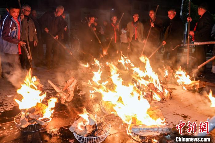 村民為晚上的路祭準(zhǔn)備火籠。　陳衛(wèi)平 攝