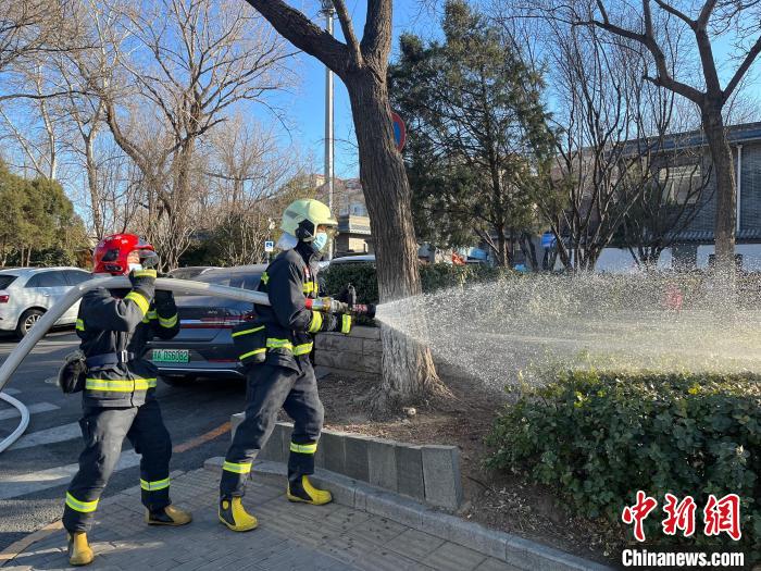 近日，北京東城消防組織轄區(qū)消防救援站積極開展楊柳絮清理濕化工作。　北京東城消防供圖