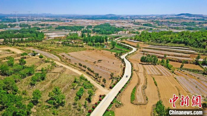 資料圖：圖為臨沂市蘭山區(qū)汪溝鎮(zhèn)環(huán)線公路。(無人機(jī)照片) 孫磊 攝