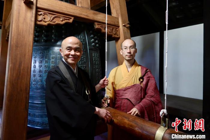 定明法師(右)與松尾長老(左)一起敲響和平鐘?！「＝ǜＧ妩S檗山萬福寺 供圖