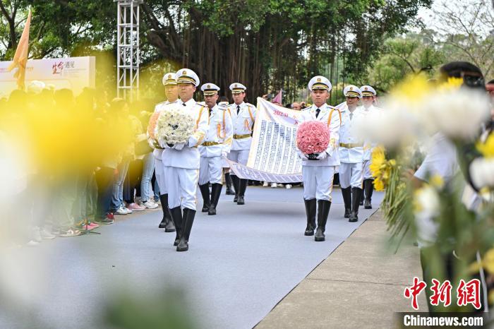 儀仗隊(duì)迎靈入園 陳驥旻 攝