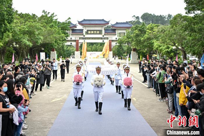 儀仗隊(duì)迎靈入園 陳驥旻 攝