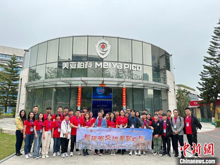 4月10日至12日，首場“港澳青年看祖國”福建行主題活動在廈門舉辦。圖為香港青年參觀廈門企業(yè)?！「＝ㄊ∏嗄曷?lián)合會供圖