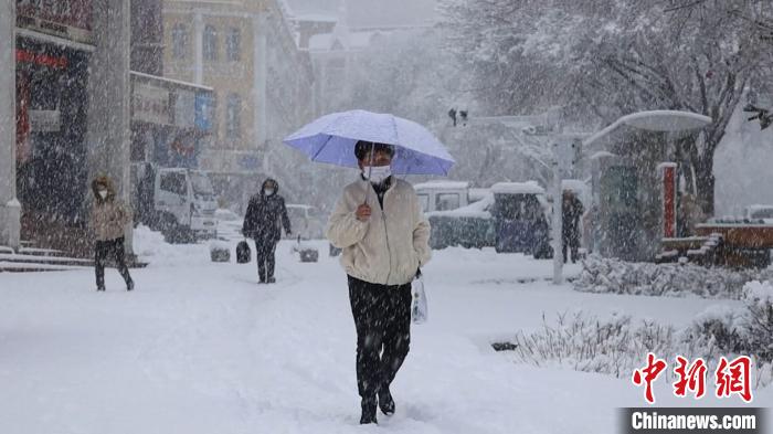 阿勒泰市民冒雪出行?！「逗茤| 攝