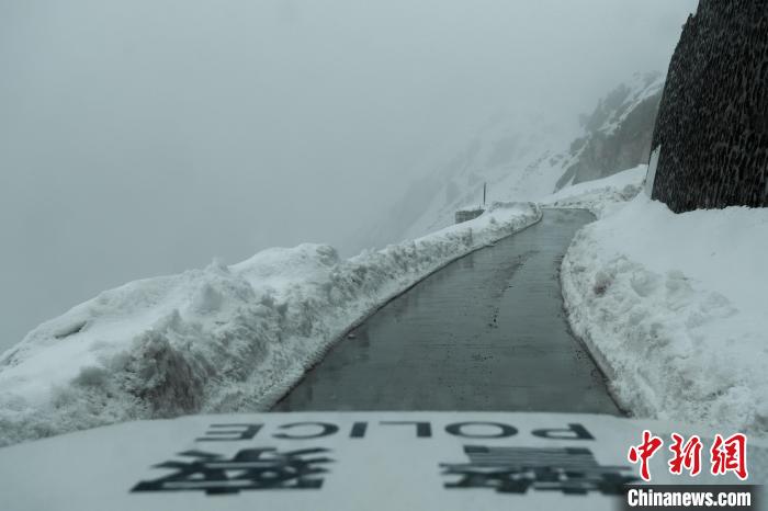 4月9日，西藏洛扎縣海拔4800多米切公拉山大雪，畫面左側(cè)便是懸崖?！〗w波 攝