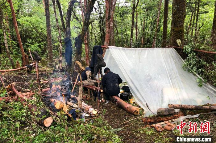 資料圖為2021年3月，拉郊邊境派出所德瑪龍4號臨時(shí)執(zhí)勤點(diǎn)的薄膜帳篷?！±歼吘撑沙鏊?供圖