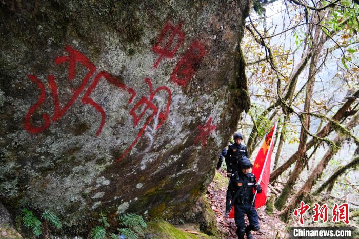 4月9日，拉郊邊境派出所移民管理警察在邊境地區(qū)進(jìn)行戍邊巡邏?！〗w波 攝