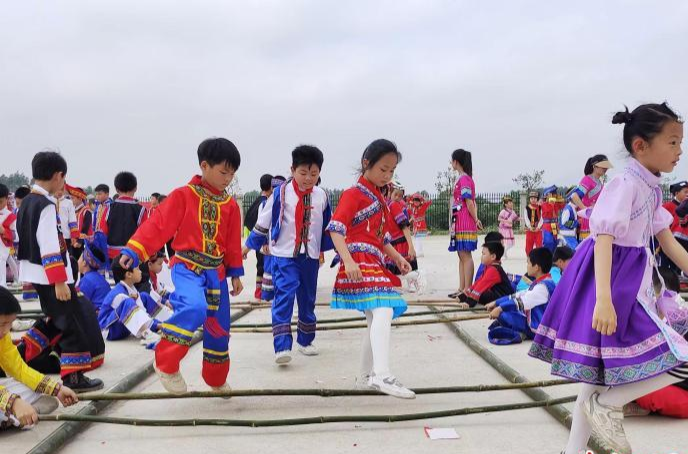 廣西“壯族三月三”臨近多彩民俗進校園