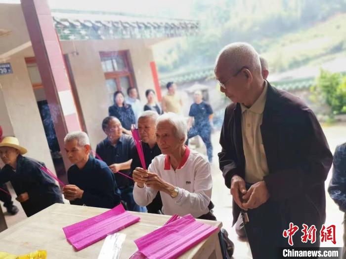 77歲臺胞登陸祭祖，“暌違三年多，我終于回來了。”