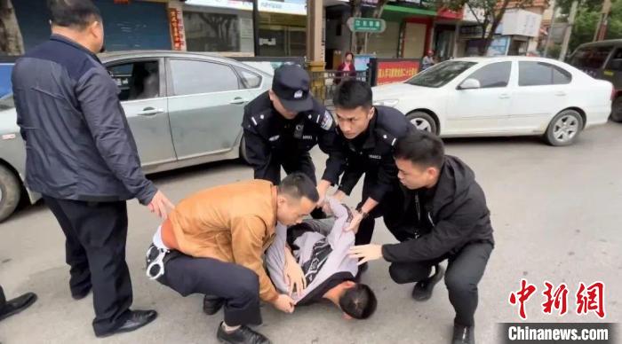 圖為警方抓獲犯罪嫌疑人?！≠F州警方供圖