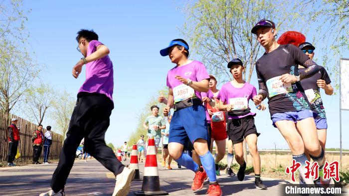 圖為4月16日，河北省香河縣蔣辛屯鎮(zhèn)第二屆“鄉(xiāng)約潮白”半程馬拉松比賽瞬間?！≈焘曀?攝