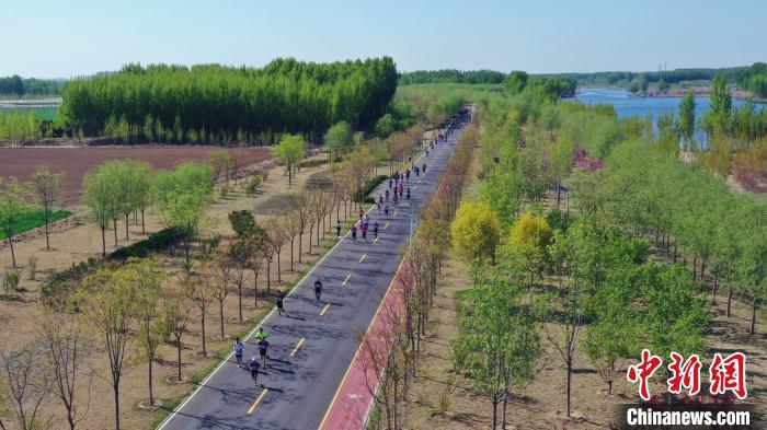 圖為4月16日，香河縣蔣辛屯鎮(zhèn)濱河綠道賽道現(xiàn)場。(無人機(jī)照片) 朱鈺爽 攝