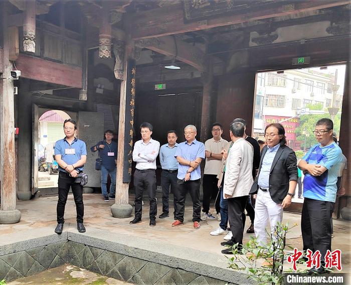 福建金門馬祖地區(qū)建筑師公會參觀點頭鎮(zhèn)媽祖天后宮。　楊建萍 攝