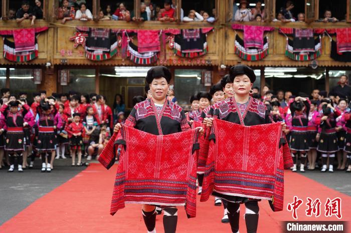 4月22日，在廣西龍勝各族自治縣龍脊鎮(zhèn)黃洛瑤寨，當(dāng)?shù)噩幾迕癖娫陂_(kāi)展紅瑤服飾T臺(tái)走秀。　吳夢(mèng)行 攝